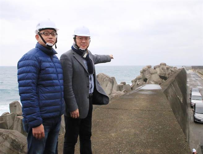 基隆市和平島水資源中心海堤復建工程,提早在3月20日完工,市長林右昌(右)前往視察海堤修復成果,並表揚工務處同仁高效率。(基隆市政府提供) image
