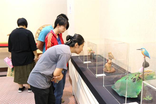 展品栩栩如生,民眾欣賞專注。(沈揮勝攝) 展品栩栩如生,民眾欣賞專注。(沈揮勝攝)