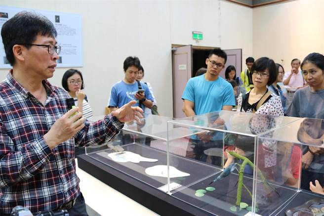 創作者黃麟鳴(左)為作品解說導覽。(沈揮勝攝) 創作者黃麟鳴(左)為作品解說導覽。(沈揮勝攝)