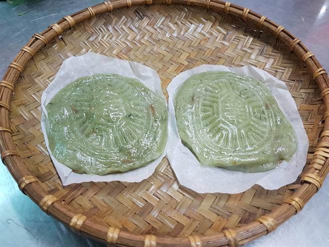 石頭粿類專賣店的「草仔粿」,飽滿軟Q的外皮,散發淡淡艾草香,「色澤來自於艾草,呈現天然青綠色。」。(張妍溱攝) 石頭粿類專賣店的「草仔粿」,飽滿軟Q的外皮,散發淡淡艾草香,「色澤來自於艾草,呈現天然青綠色。」。(張妍溱攝)