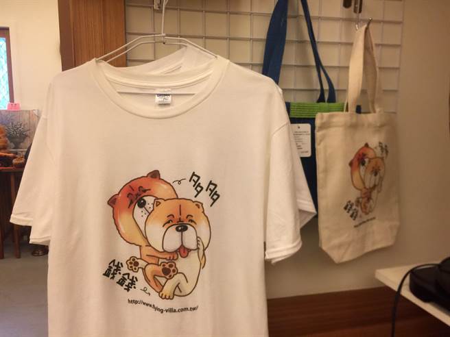 錢錢和多多的文創商品,頗受消費者喜愛。(廖志晃攝) image