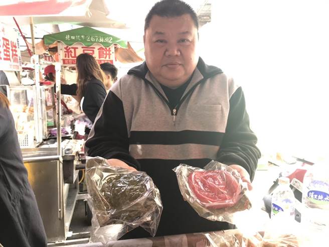 三峽民生街與信義街口的草仔粿是逢年過節的期間限定,錯過要再等下次。(葉德正攝) image