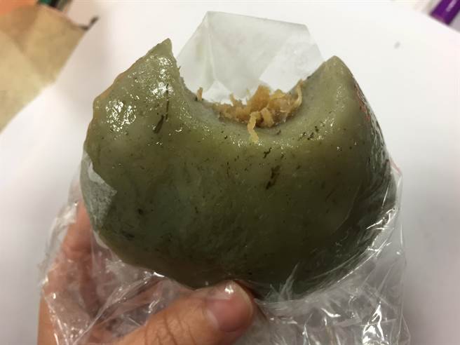 土城區麗灣草仔粿外皮厚實,搭配鹹香內餡,好滋味讓人一口接一口。(許哲瑗攝) 土城區麗灣草仔粿外皮厚實,搭配鹹香內餡,好滋味讓人一口接一口。(許哲瑗攝)