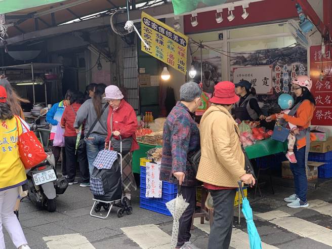鄰近板橋黃石市場的客家傳統美食攤販,在此已擺攤十餘年,每天都有許多婆婆媽媽來光顧。(王揚傑攝) image