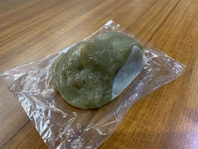 百年老店「阿瑞官粿店」最著名的草仔粿,圖中為包蘿蔔絲餡的招牌草仔粿。(吳岳修攝) 百年老店「阿瑞官粿店」最著名的草仔粿,圖中為包蘿蔔絲餡的招牌草仔粿。(吳岳修攝)