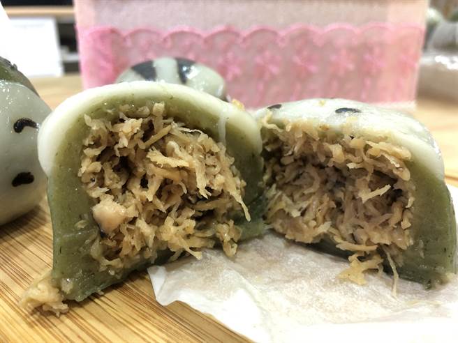 「陸媽媽菜包」堅持天然不使用添加物,龍貓草仔粿除了外型渾圓療癒,粿皮Q彈有勁、飽滿內餡蘿蔔乾噴香夠味,緊緊抓住饕客味蕾。(蔡依珍攝) 「陸媽媽菜包」堅持天然不使用添加物,龍貓草仔粿除了外型渾圓療癒,粿皮Q彈有勁、飽滿內餡蘿蔔乾噴香夠味,緊緊抓住饕客味蕾。(蔡依珍攝)