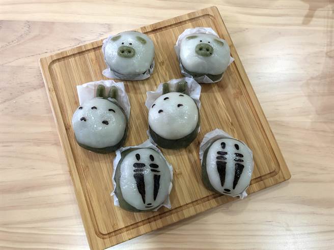 「陸媽媽菜包」將傳統古早味結合童趣外型,推出龍貓、無臉男、小豬等外型的草仔粿,一個個渾圓療癒,成功開拓新市場。(蔡依珍攝) 「陸媽媽菜包」將傳統古早味結合童趣外型,推出龍貓、無臉男、小豬等外型的草仔粿,一個個渾圓療癒,成功開拓新市場。(蔡依珍攝)