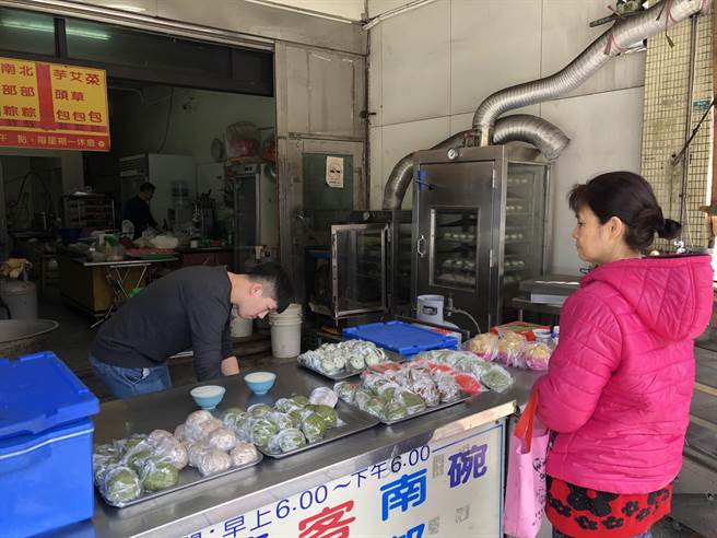老字號客家米食店「陸媽媽菜包」堅持不使用色素和多餘添加物,數十年來累積不少忠實客戶。(蔡依珍攝) 老字號客家米食店「陸媽媽菜包」堅持不使用色素和多餘添加物,數十年來累積不少忠實客戶。(蔡依珍攝)
