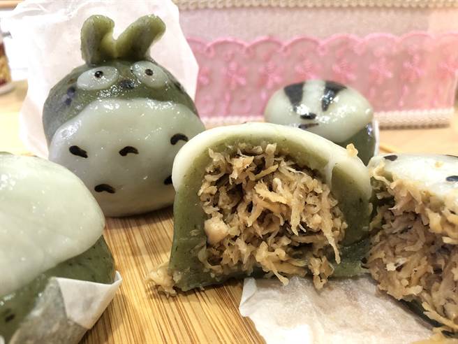 「陸媽媽菜包」堅持天然不使用添加物,龍貓草仔粿除了外型渾圓療癒,粿皮Q彈有勁、飽滿內餡蘿蔔乾噴香夠味,緊緊抓住饕客味蕾。(蔡依珍攝) 「陸媽媽菜包」堅持天然不使用添加物,龍貓草仔粿除了外型渾圓療癒,粿皮Q彈有勁、飽滿內餡蘿蔔乾噴香夠味,緊緊抓住饕客味蕾。(蔡依珍攝)