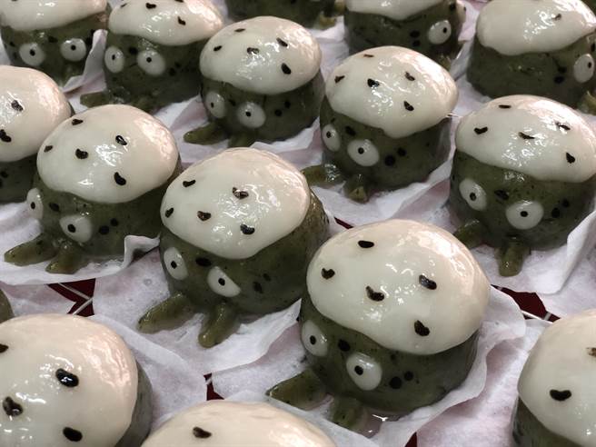 「陸媽媽菜包」將傳統古早味結合童趣外型,推出龍貓、無臉男、小豬等外型的草仔粿,一個個渾圓療癒,成功開拓新市場。(蔡依珍攝) 「陸媽媽菜包」將傳統古早味結合童趣外型,推出龍貓、無臉男、小豬等外型的草仔粿,一個個渾圓療癒,成功開拓新市場。(蔡依珍攝)