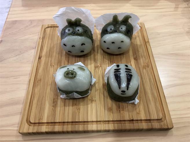 「陸媽媽菜包」將傳統古早味結合童趣外型,推出龍貓、無臉男、小豬等外型的草仔粿,一個個渾圓療癒,成功開拓新市場。(蔡依珍攝) 「陸媽媽菜包」將傳統古早味結合童趣外型,推出龍貓、無臉男、小豬等外型的草仔粿,一個個渾圓療癒,成功開拓新市場。(蔡依珍攝)