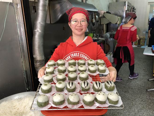 「陸媽媽菜包」第二代陸玟妤將傳統古早味結合童趣外型,推出龍貓、無臉男、小豬等外型的草仔粿,一個個渾圓療癒,成功開拓新市場。(蔡依珍攝) 「陸媽媽菜包」第二代陸玟妤將傳統古早味結合童趣外型,推出龍貓、無臉男、小豬等外型的草仔粿,一個個渾圓療癒,成功開拓新市場。(蔡依珍攝)