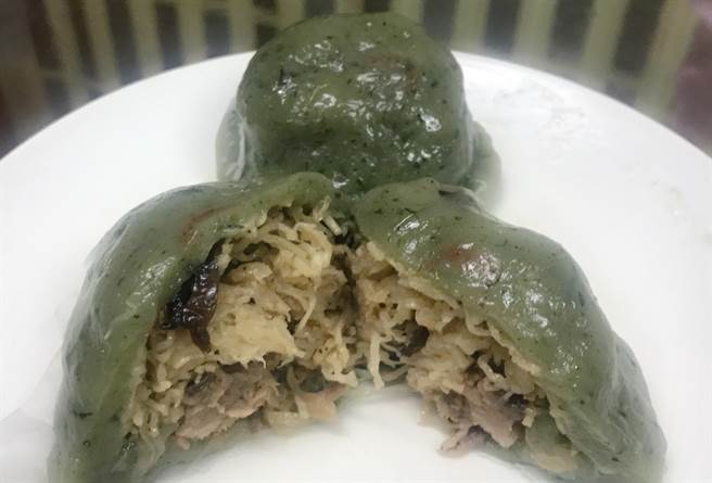 「嚕嚕咪粉味供應站」的草仔粿外皮吃得到天然香甜,內餡則是爆香的蘿蔔絲,相當可口美味。(陳育賢攝) 「嚕嚕咪粉味供應站」的草仔粿外皮吃得到天然香甜,內餡則是爆香的蘿蔔絲,相當可口美味。(陳育賢攝)