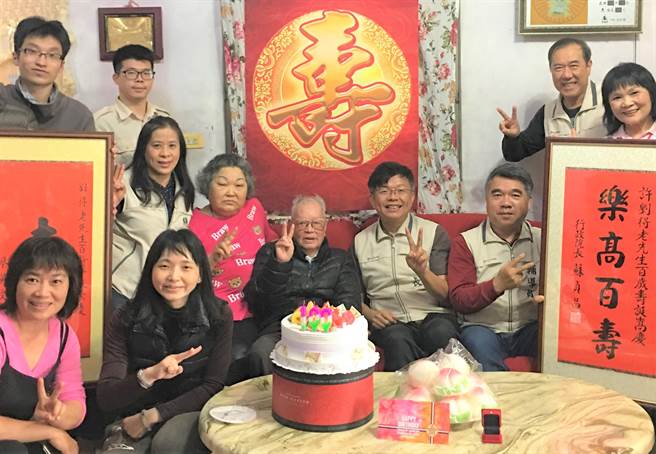 澎湖百歲老榮民許劉得歡喜慶生,榮服處登門拜壽送上滿滿賀禮與祝福。(陳可文攝) image
