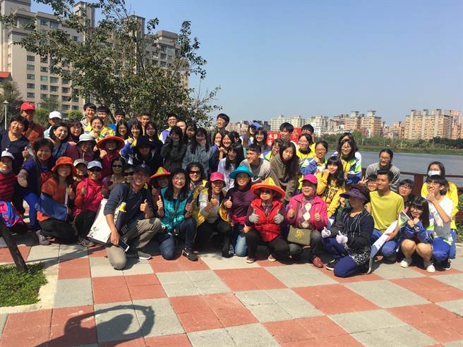 武陵高中在新課綱推出「埤塘學」,不侷限於教室或校園內,還到學校附近的翔鷺埤塘,了解埤塘從垃圾場化身為里民運動休閒重心的社區再造。(蔡依珍攝) 武陵高中在新課綱推出「埤塘學」,不侷限於教室或校園內,還到學校附近的翔鷺埤塘,了解埤塘從垃圾場化身為里民運動休閒重心的社區再造。(蔡依珍攝)