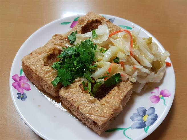 新北市中和區「蕭家下港脆皮臭豆腐」營業至今18年,是伴隨中和人成長的好滋味。(葉書宏攝) 新北市中和區「蕭家下港脆皮臭豆腐」營業至今18年,是伴隨中和人成長的好滋味。(葉書宏攝)