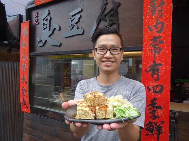 陳記老闆32歲的陳致豫從賣冷飲轉戰國民美食,訴求「經濟實惠、簡單方便、酥嫩美味」。(馮惠宜攝) 陳記老闆32歲的陳致豫從賣冷飲轉戰國民美食,訴求「經濟實惠、簡單方便、酥嫩美味」。(馮惠宜攝)