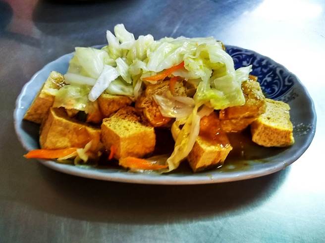 臭豆腐是左營「舊城傳統美食」必點的人氣小吃。(曹明正攝) image