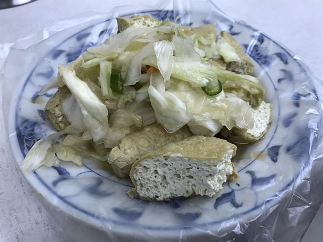 懷念泡菜臭豆腐酥脆多汁,獨門醃製的清甜台式泡菜更是店內招牌,是在地人推薦必嘗小吃。(譚宇哲攝) image