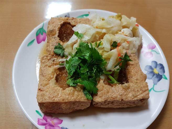 新北市中和區「蕭家下港脆皮臭豆腐」營業至今18年,是伴隨中和人成長的好滋味。(葉書宏攝) image