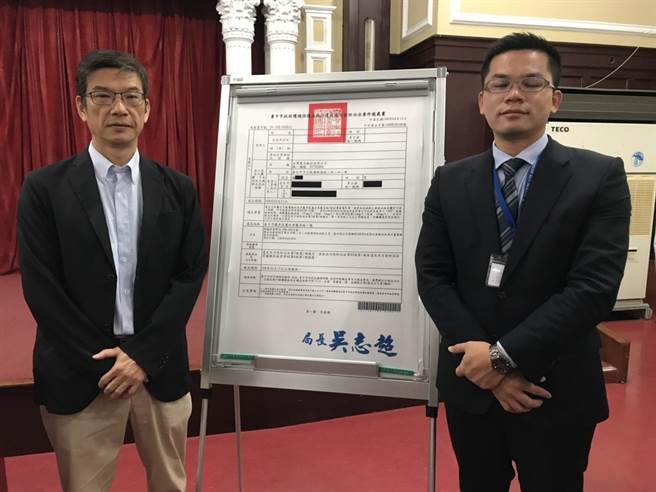 台中市府環保局長吳志超(右)、新聞局長吳皇昇15日上午公布對中火水汙染稽查裁決,重罰2000萬元,將創國營事業史上最重罰款紀錄。(盧金足攝) image