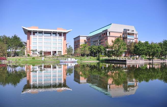 明道大學蠡澤湖位處校園中心,建築皆環繞而立,形成特有的校園風格。(鐘武達攝) 明道大學蠡澤湖位處校園中心,建築皆環繞而立,形成特有的校園風格。(鐘武達攝)