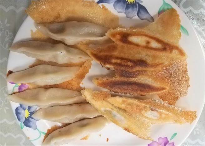 酷似煎餃的「回味天津小籠湯包店」招牌鍋貼是最道地的中國麵食好味道。（陳可文攝） 