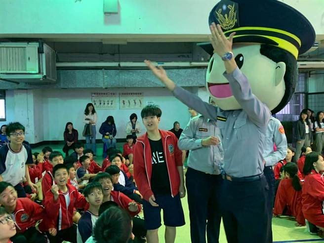 新北市中和警分局與積穗國中合作舉辦第3場犯罪預防宣導,邀請藝人擔任主持人,透過生動活潑的表演成功吸引學生們目光,現場氣氛超熱絡。(葉書宏翻攝) 新北市中和警分局與積穗國中合作舉辦第3場犯罪預防宣導,邀請藝人擔任主持人,透過生動活潑的表演成功吸引學生們目光,現場氣氛超熱絡。(葉書宏翻攝)