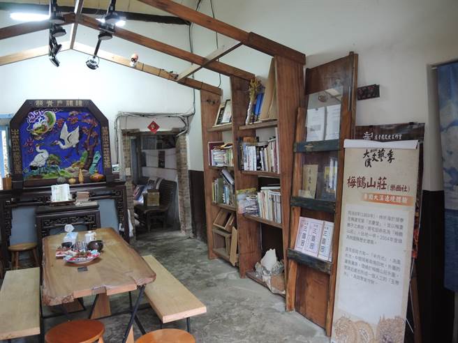 大溪林家梅鶴山莊書屋收藏記錄梅鶴山莊歷史的書籍,供訪客及後人更了解該建物。(邱立雅攝) image
