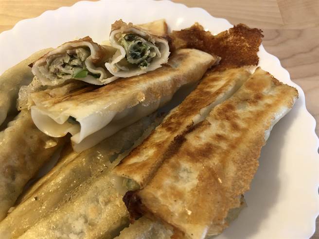 來來麵食館手工鍋貼不但外皮Q彈、內餡飽滿扎實,連鍋巴都染上鮮甜肉汁,噴香夠味。(蔡依珍攝) 來來麵食館手工鍋貼不但外皮Q彈、內餡飽滿扎實,連鍋巴都染上鮮甜肉汁,噴香夠味。(蔡依珍攝)