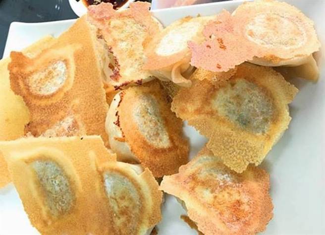 老闆趙鋆丞選用較好的水餃皮,餡料也堅持使用天然食材且不添加味精。(熊姐煎餃提供) 老闆趙鋆丞選用較好的水餃皮,餡料也堅持使用天然食材且不添加味精。(熊姐煎餃提供)