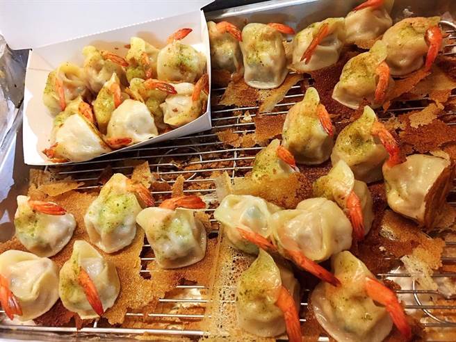 老闆趙鋆丞研發的海陸雙鮮醉全蝦餃雖1顆不便宜卻相當受老饕歡迎。(熊姐煎餃提供) 老闆趙鋆丞研發的海陸雙鮮醉全蝦餃雖1顆不便宜卻相當受老饕歡迎。(熊姐煎餃提供)