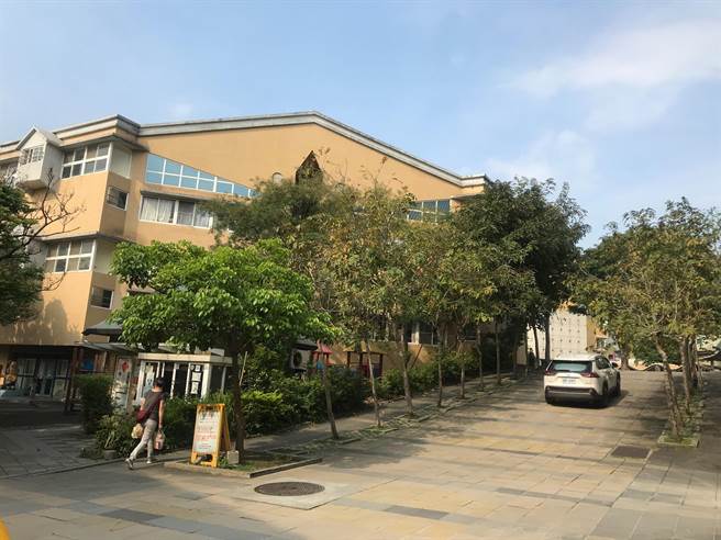 取名陰陽調和以達太極與結合新光、光鎮兩里以達「2里同光」,同時又有光明等積極意義的新竹市陽光國小。(陳育賢攝) 取名陰陽調和以達太極與結合新光、光鎮兩里以達「2里同光」,同時又有光明等積極意義的新竹市陽光國小。(陳育賢攝)