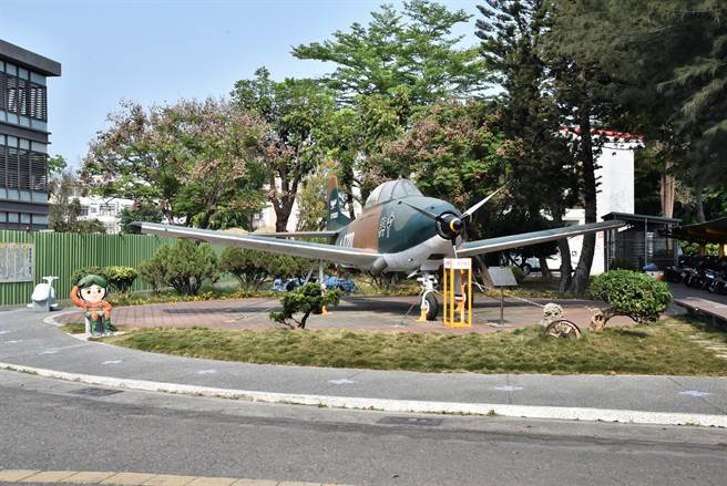 除了軍校外,兆湘國小是全台唯一擁有退役教練機中興號的小學。(林瑞益攝) 除了軍校外,兆湘國小是全台唯一擁有退役教練機中興號的小學。(林瑞益攝)