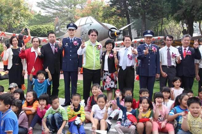 高雄市岡山區兆湘國小,圖為昔日民進黨立委邱志偉(後排左五)爭取退役教練機進駐校園的情形。(資料照片,林瑞益翻攝) 高雄市岡山區兆湘國小,圖為昔日民進黨立委邱志偉(後排左五)爭取退役教練機進駐校園的情形。(資料照片,林瑞益翻攝)
