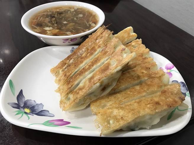 三重雲林鍋貼在地聞名30多年,招牌鍋貼外皮煎得金黃香酥,飽滿內餡豬肉、高麗菜比例拿捏得宜,一口咬下還會噴出湯汁,鮮美可口。(譚宇哲攝) 三重雲林鍋貼在地聞名30多年,招牌鍋貼外皮煎得金黃香酥,飽滿內餡豬肉、高麗菜比例拿捏得宜,一口咬下還會噴出湯汁,鮮美可口。(譚宇哲攝)