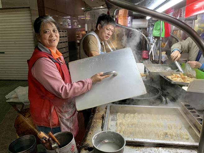 福州手藝鍋貼位於美食一級戰區府中商圈,高CP鍋貼,是店家屹立不搖的原因。(葉德正攝) 福州手藝鍋貼位於美食一級戰區府中商圈,高CP鍋貼,是店家屹立不搖的原因。(葉德正攝)