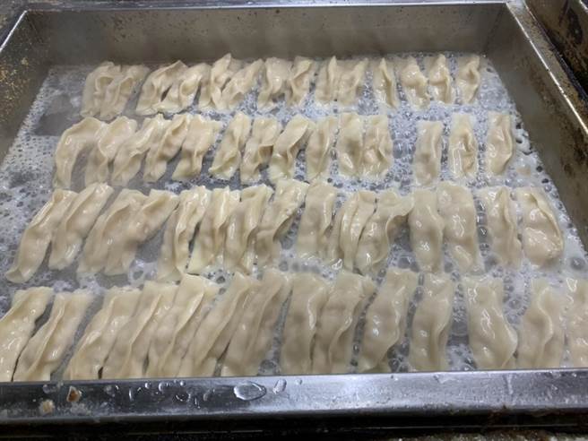 福州手藝鍋貼在鍋內滋滋作響,讓人食指大動。(葉德正攝) 福州手藝鍋貼在鍋內滋滋作響,讓人食指大動。(葉德正攝)