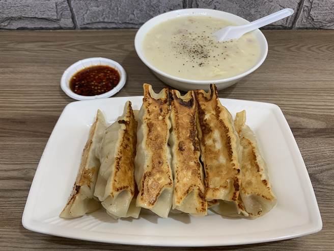 「佳佳香」的鍋貼比起一般連鎖店的鍋貼重了11公克。(王揚傑攝) 「佳佳香」的鍋貼比起一般連鎖店的鍋貼重了11公克。(王揚傑攝)