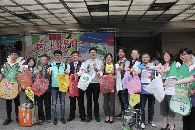 主婦聯盟台中分會在向上市場舉辦,宣導減用塑膠袋活動。(陳淑芬攝) image