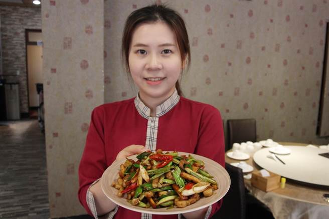 暖心園餐廳的客家小炒食材軟嫩、香鹹有味。(陳淑芬攝) image
