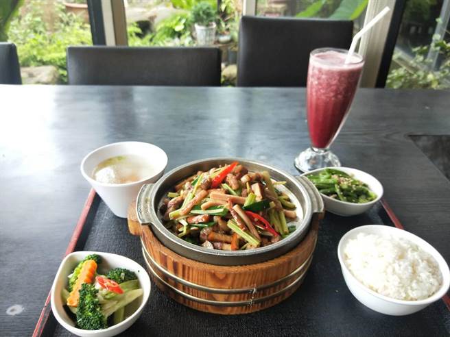金牌客家小炒可升級成個人簡餐,搭配季節性桑葚汁,吃出健康及美味。(陳淑娥攝) 金牌客家小炒可升級成個人簡餐,搭配季節性桑葚汁,吃出健康及美味。(陳淑娥攝)