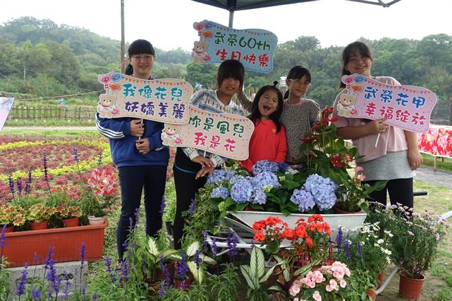 慶祝60年校慶,武榮國小帶領學生進行花海巡禮。(武榮國小提供) 慶祝60年校慶,武榮國小帶領學生進行花海巡禮。(武榮國小提供)