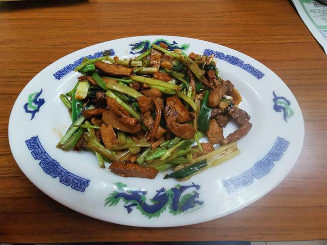 以平價美味的炒麵、炒飯出名的山海珍熱炒店,客家小炒噴香夠味,下飯又下酒,成熱門料理。(蔡依珍攝) 以平價美味的炒麵、炒飯出名的山海珍熱炒店,客家小炒噴香夠味,下飯又下酒,成熱門料理。(蔡依珍攝)