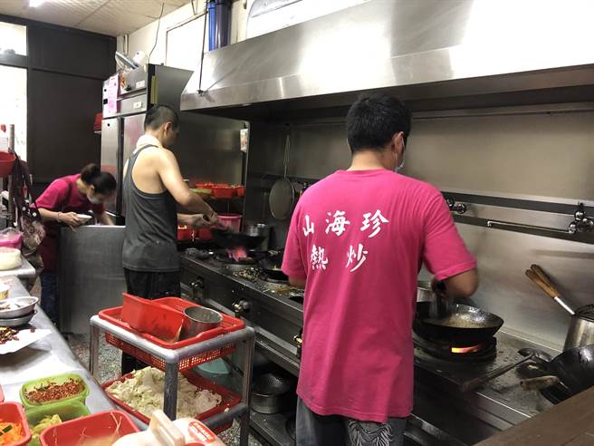 以平價美味的炒麵、炒飯出名的山海珍熱炒店,2個師傅熟練地翻炒、5鍋齊放,宛如變魔術般變出一道道美味佳餚。(蔡依珍攝) 以平價美味的炒麵、炒飯出名的山海珍熱炒店,2個師傅熟練地翻炒、5鍋齊放,宛如變魔術般變出一道道美味佳餚。(蔡依珍攝)