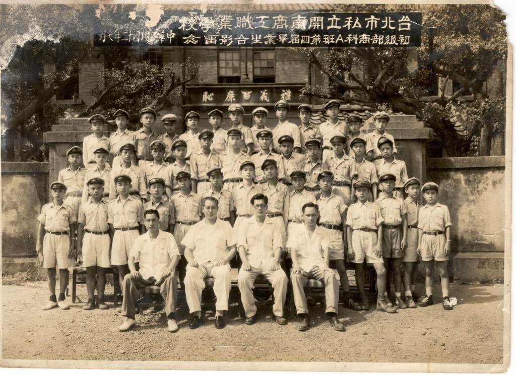 國民政府遷台後,將台灣商工、開南商業、開南工業加以整合,變成現今的「開南商工職業學校」。圖為1953年的師生合影。(校方提供) 國民政府遷台後,將台灣商工、開南商業、開南工業加以整合,變成現今的「開南商工職業學校」。圖為1953年的師生合影。(校方提供)
