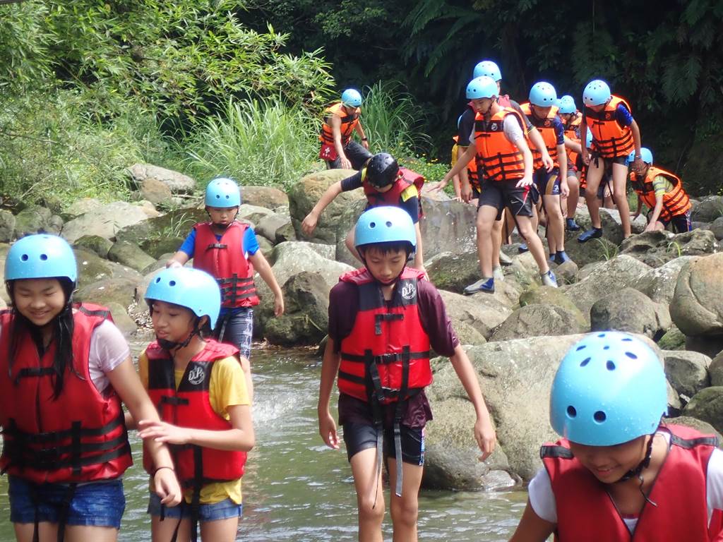 暖西國小舉辦溯溪活動,十分有特色。(游昊予翻攝) 暖西國小舉辦溯溪活動,十分有特色。(游昊予翻攝)