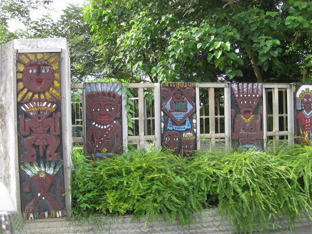 太巴塱國小內有濃濃的阿美族風情,包括傳統木雕等裝飾。(張祈翻攝) 太巴塱國小內有濃濃的阿美族風情,包括傳統木雕等裝飾。(張祈翻攝)