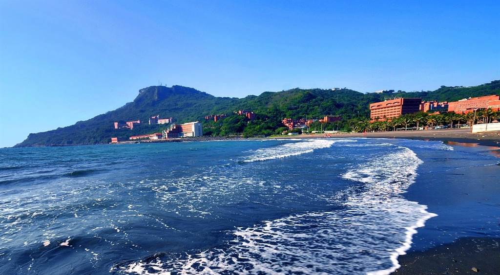 中山大學位處高雄西子灣畔,倚坐壽山,前瞻高雄港,以「海洋」教育與研究為發展特色,建校39年來,已成為一所人文與科技並重的精緻研究型大學,國際學術成果表現亮麗,充分具備人才培育與學術研究的能量與競爭優勢,成為國際知名一流大學。(中山大提供) image