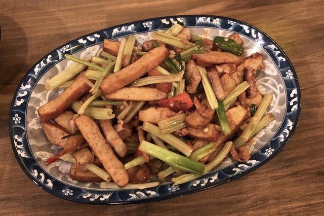 「NO.8育樂新村」的客家小炒以豆乾、芹菜、五花肉、魷魚等配料,鹹香夠味,炒法屬於較濕潤,充分展現傳統客家料理「肥、鹹、香」的特色。(張祈翻攝) 「NO.8育樂新村」的客家小炒以豆乾、芹菜、五花肉、魷魚等配料,鹹香夠味,炒法屬於較濕潤,充分展現傳統客家料理「肥、鹹、香」的特色。(張祈翻攝)